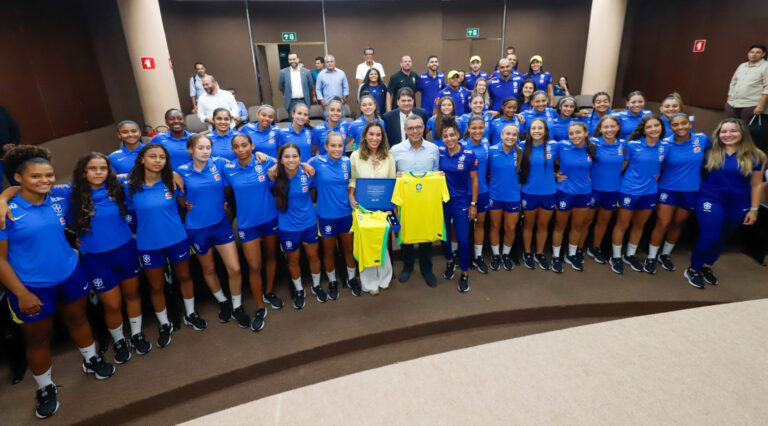 FSF e Seleção Brasileira Feminina Sub-17 visitam governador do Estado