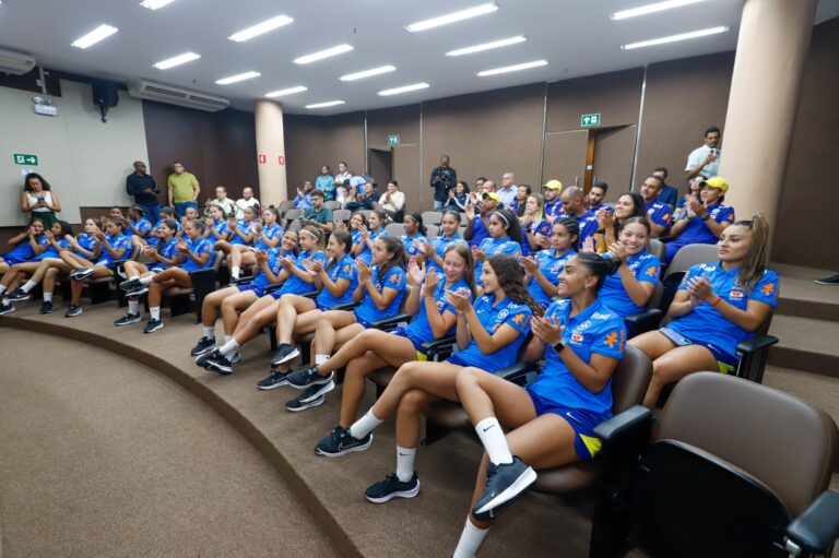 FSF e Seleção Brasileira Feminina Sub-17 visitam governador do Estado